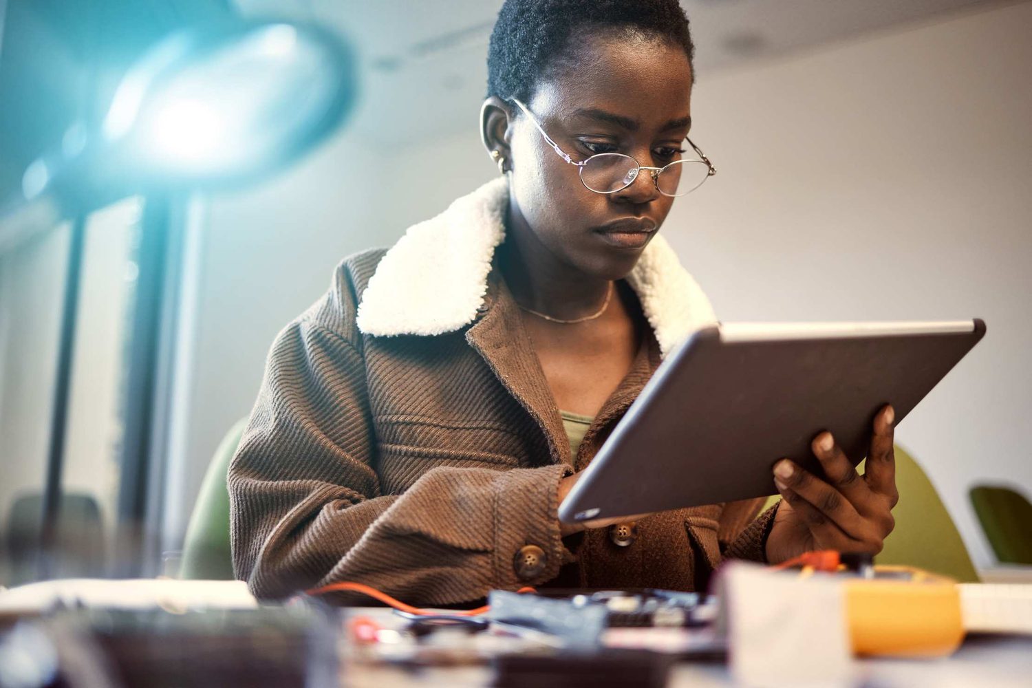 A teenager attending online school